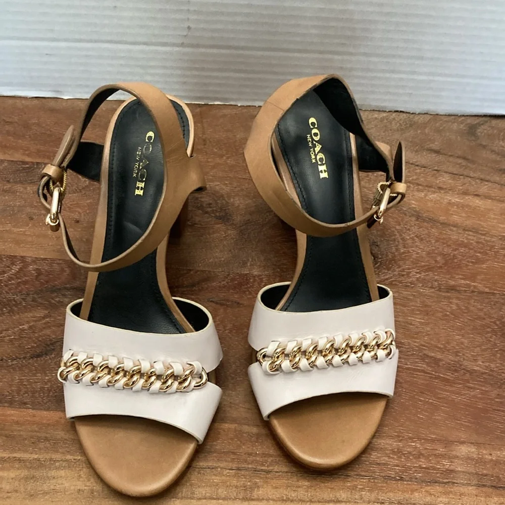 Coach SANDALS. Women's Two-Tone Tan & White Block Heel Sandal with Chain Detail. - Picture 3 of 9